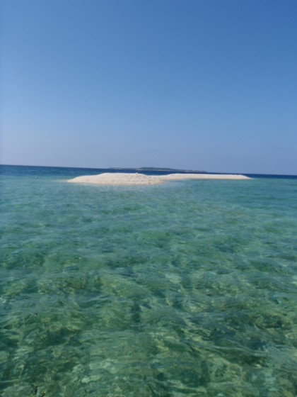 サンゴのかけらが集まってできた神秘的なバラス島へ上陸